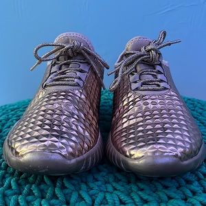 Selling gold shoes for $8 size 9